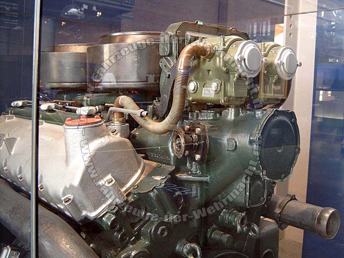 двигатель королевского тигра. Maybach hl 45 p. моторное отделение танка пантера. мотор майбах танка тигр. двигатель танка т 4.