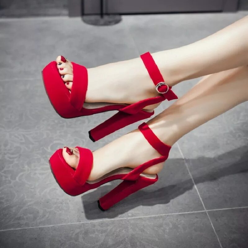 Красные туфли босоножки