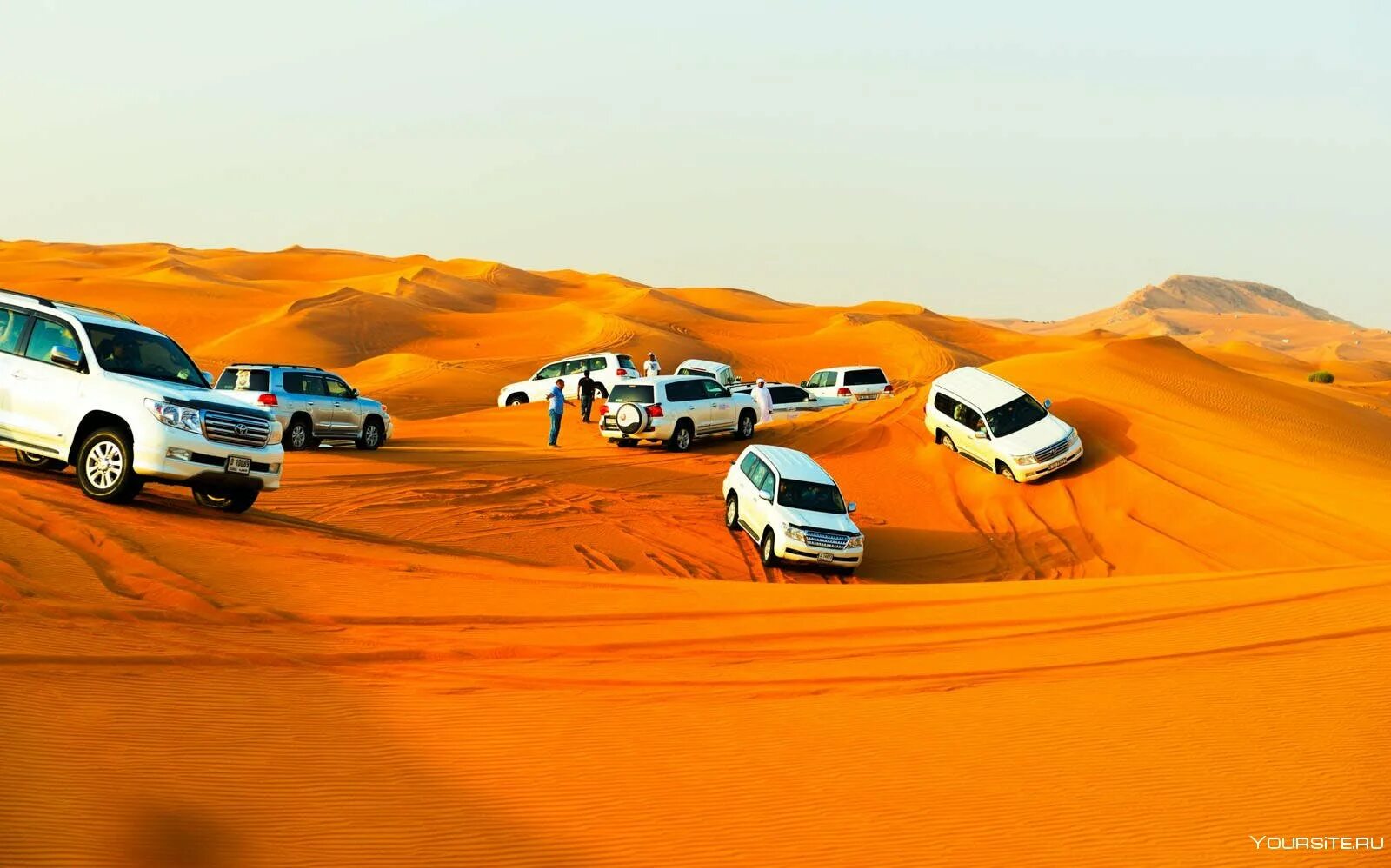 Пустыня ездить. Джип сафари ОАЭ. Дубай сафари на джипах пустыня. Джип сафари Абу Даби. Дубай Desert Safari.