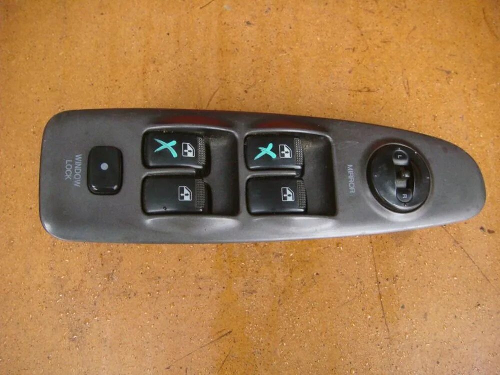 935702l100. Блок кнопок стеклоподъемника hyundai elantra 96 года. Блок управления стеклоподъемниками хендай элантра. 935702e000. Блок управления стеклоподъемниками elantra xd.