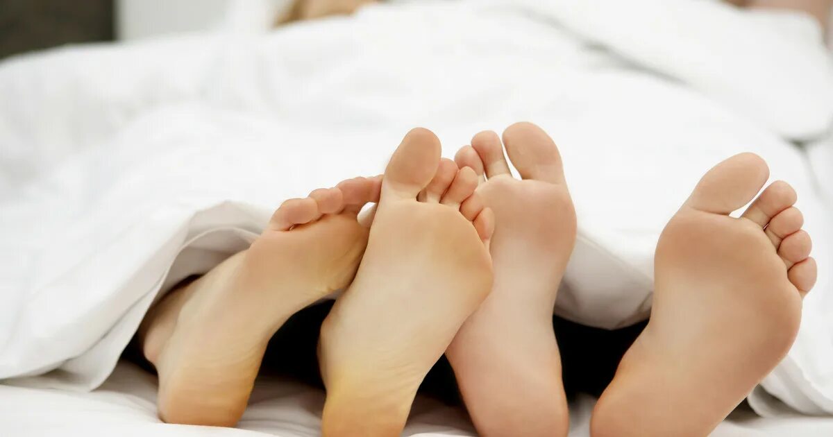 Couples feet. Скрещённые ноги пары. Две пары ног. З пары ног. Ноги пары в кровати.