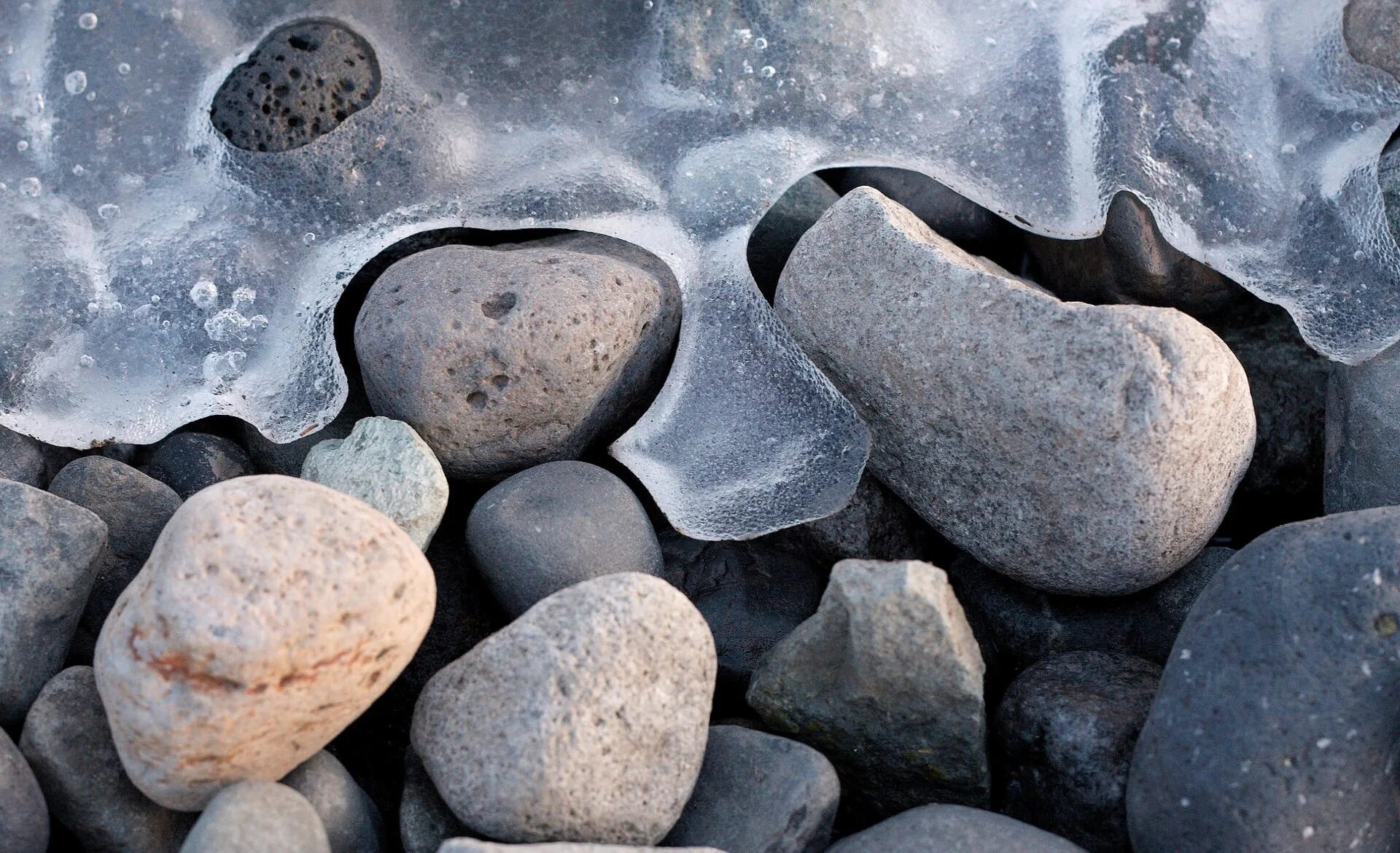 Обои stone. Красивые камушки. Серая галька. Галька в воде. Заставка на рабочий стол камни.