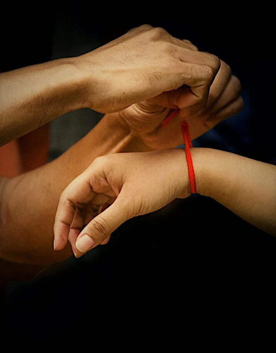 Красная нить на запястье браслет. Девушка красной нитью. Девушка с красными нитями арт. Красная нитка на руке. Красная шерстяная нить.