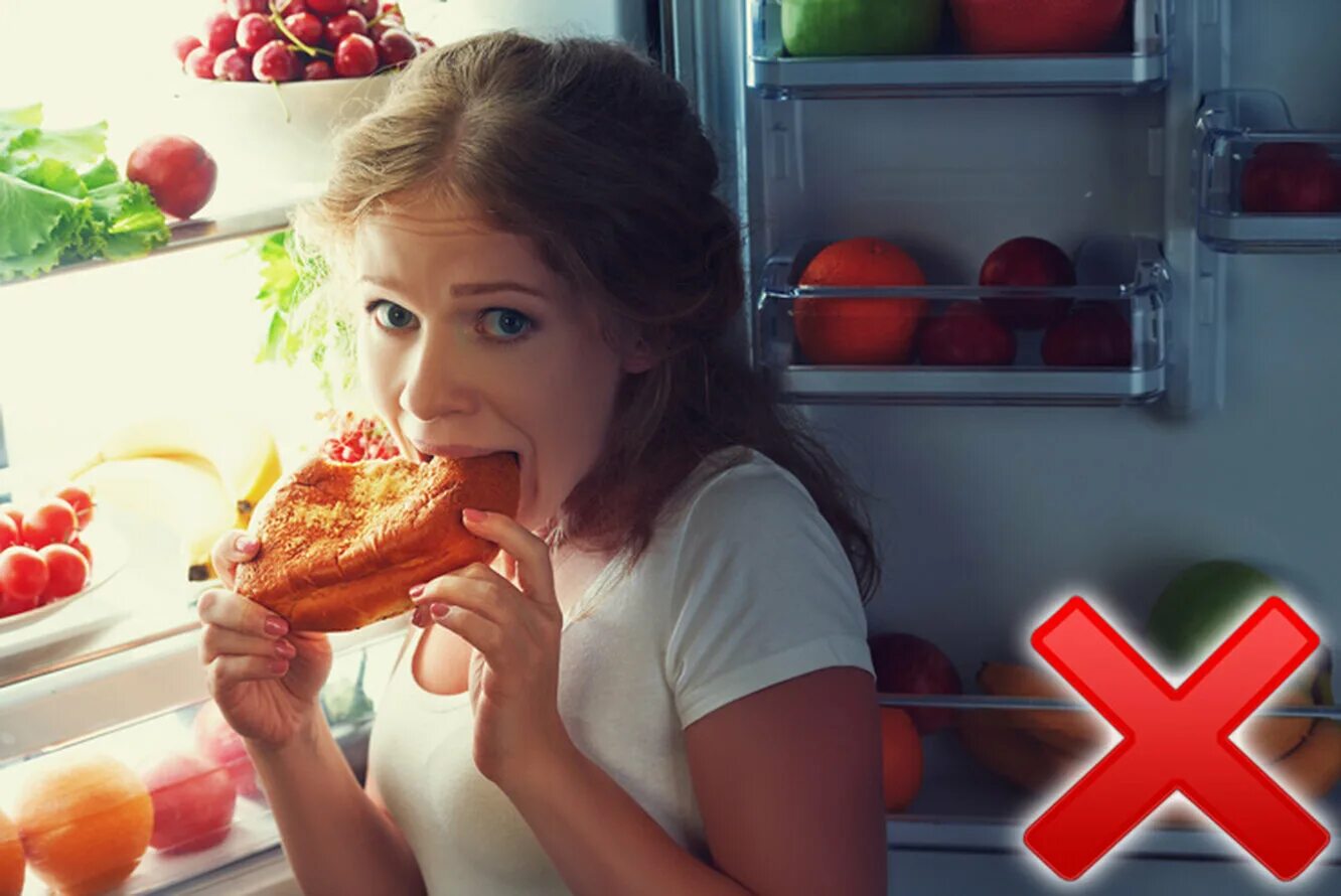 Где девочка можно есть. Еда перед сном. Ночной перекус. Где девочка можно есть. Женщина ест.