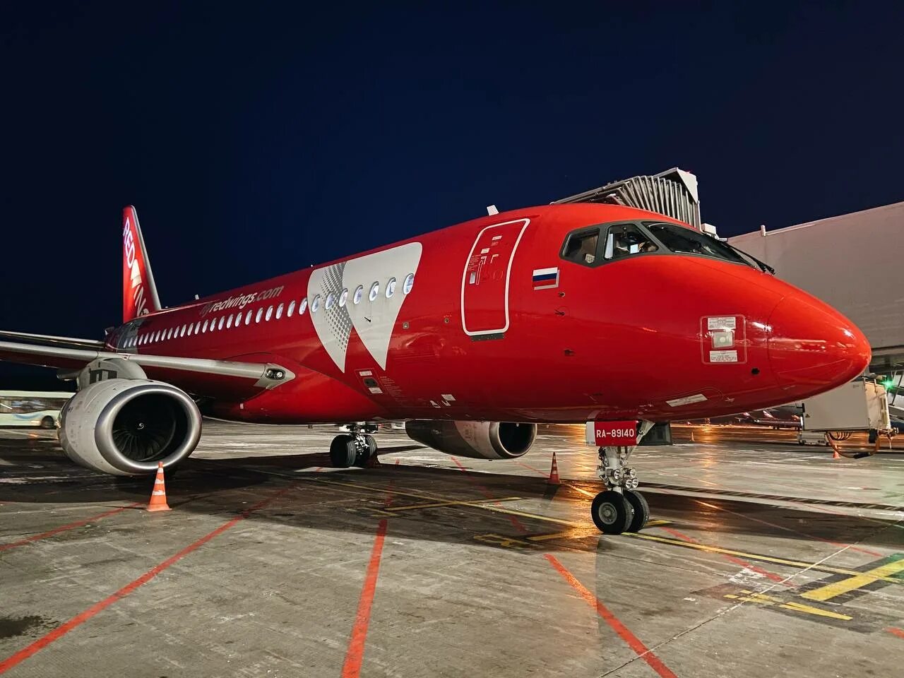 Red Wings 2023 самолет. Red Wings самолеты. Самолёты Челябинск с красной эмблемой. Airline Red Dragon. Ред вингс шри ланка