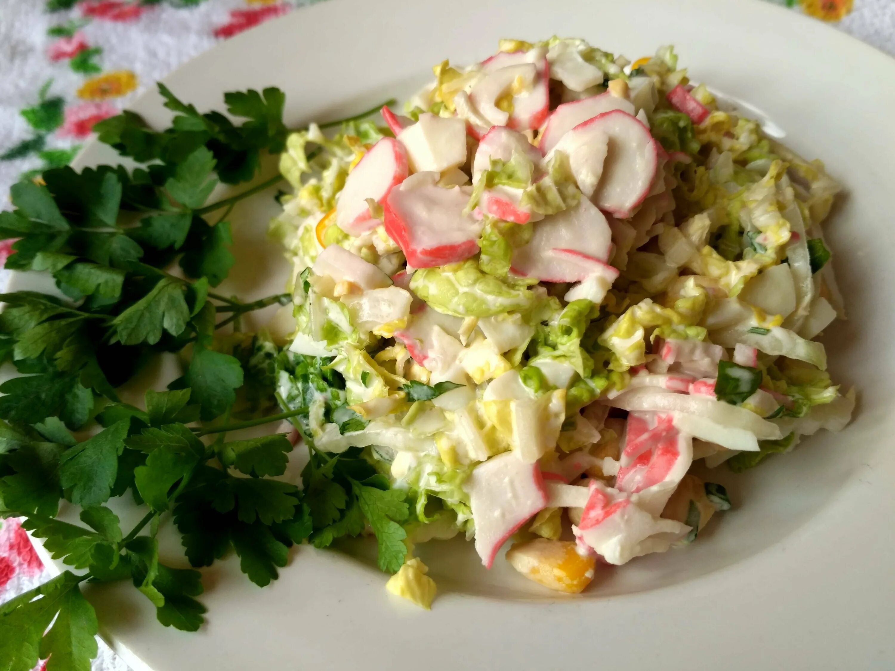 Салат с крабовыми палочками и маслом. Салат крабовый. Крабовый салат с огурцом. Быстрый салат с крабовыми палочками. Салат весенний с крабовыми палочками.