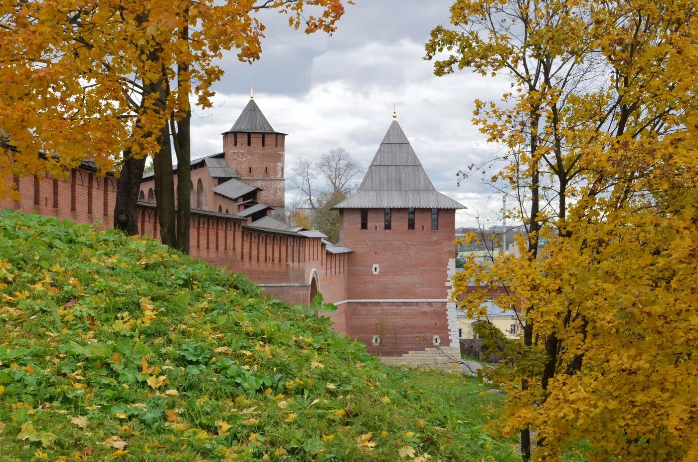 Октябрь нижний новгород. Ниж.Новгород осенний Кремль. Нижегородский Кремль Великий Новгород. Осенний Кремль Нижний Новгород. Великий Новгород Кремль осень.