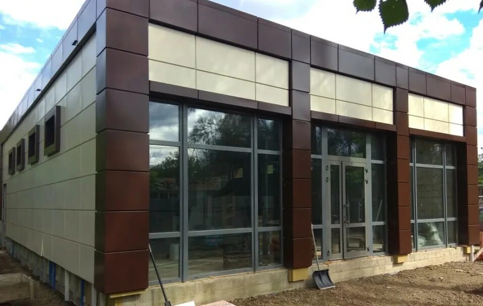 П образный фасад. Угловой дом с плоской крышей. П-образный дом проект. Современный дом г-образной формы. 1 этажный дом с плоской крышей.