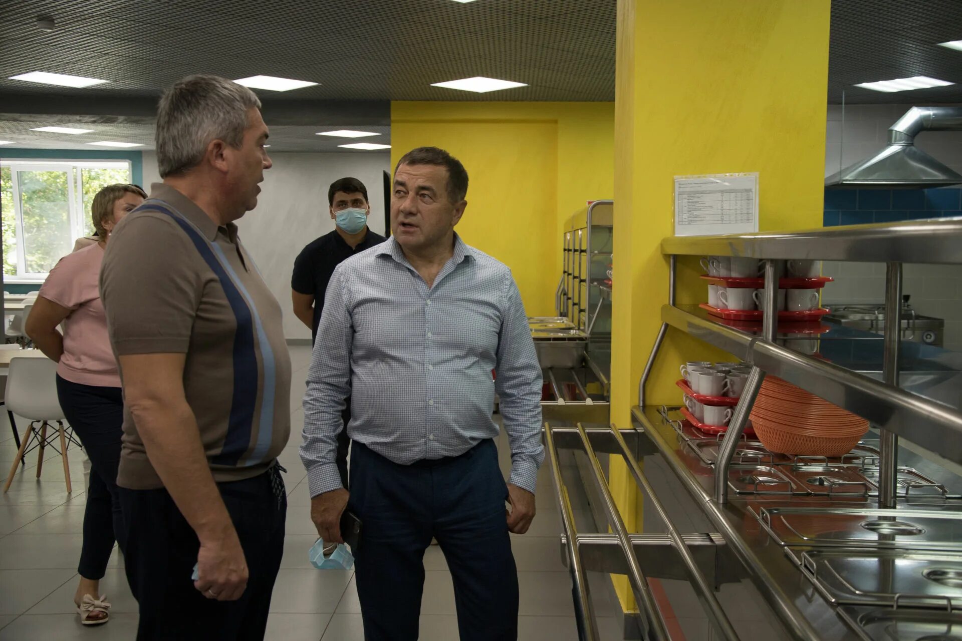 Жители бугульмы национальность. Фото соседи праздник двор. Закиров ленар мэр бугульмы жена. Мэр бугульмы закиров. Лагерь губина бугульма.