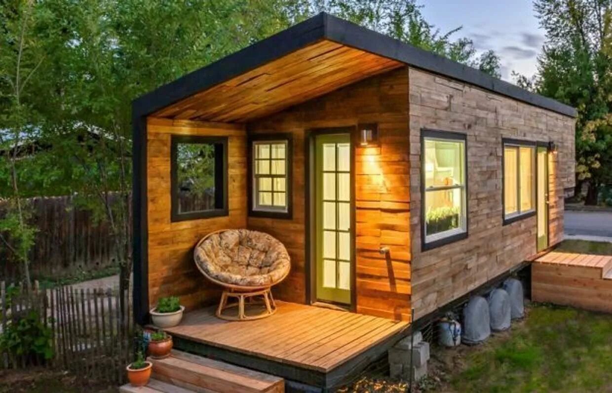 Домик Тини Хаус. Тини Хаус с террасой. Тини Хаус (tiny House). Tiny House с односкатной крышей. Маленький вагончик