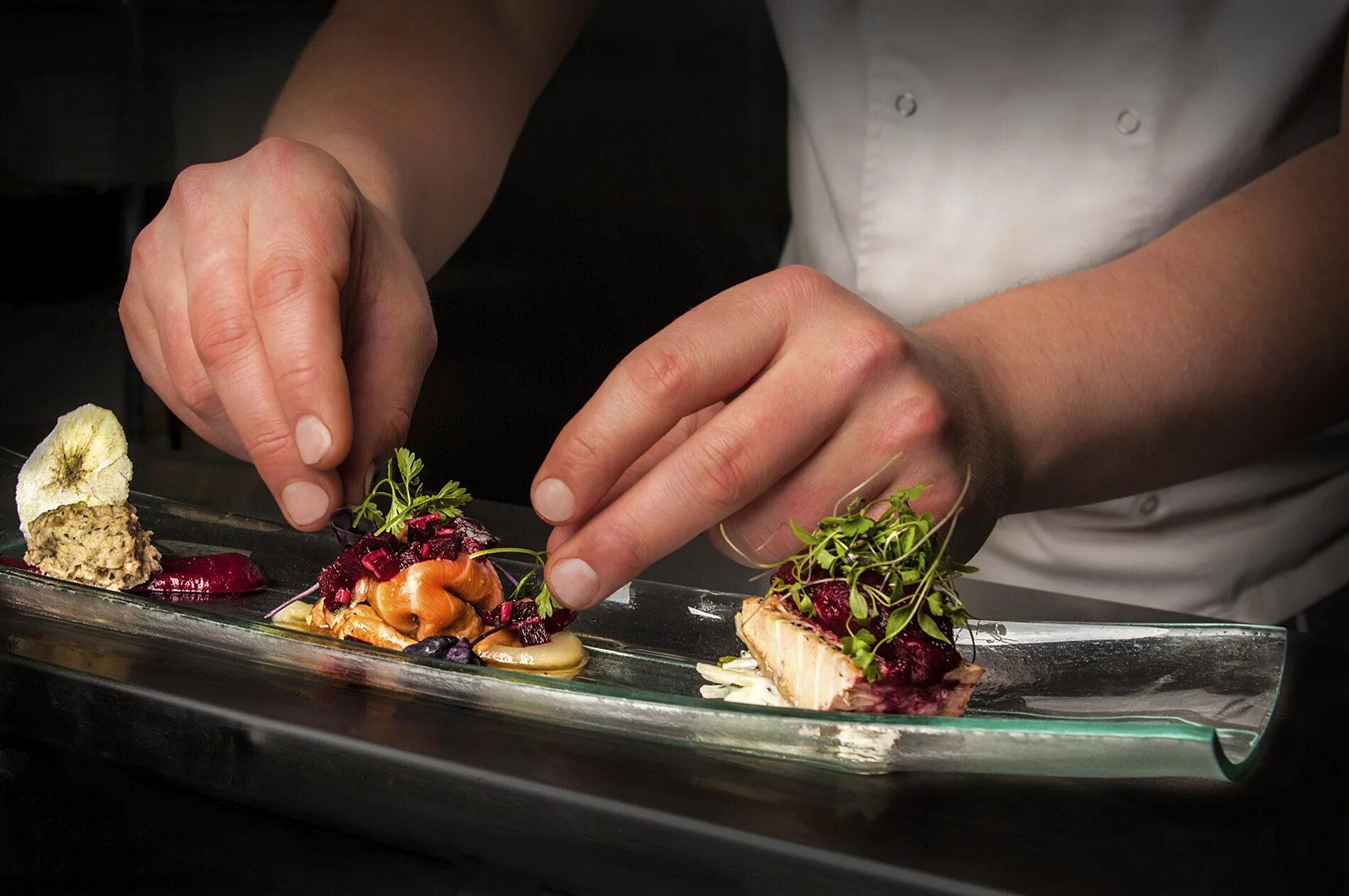 Накладывание пищи в тарелку. Повар с блюдом. Lindt шоколатье. Повар как готовить правильно. Кондитер шоколатье.