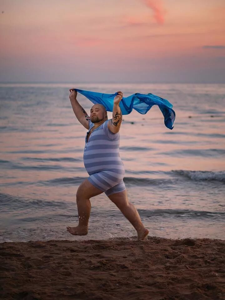 Смешные картинки лета. Виктор Водолазький фотограф. Тимофей Трефилов. Екатерина Глебычева. Толстяк на пляже.