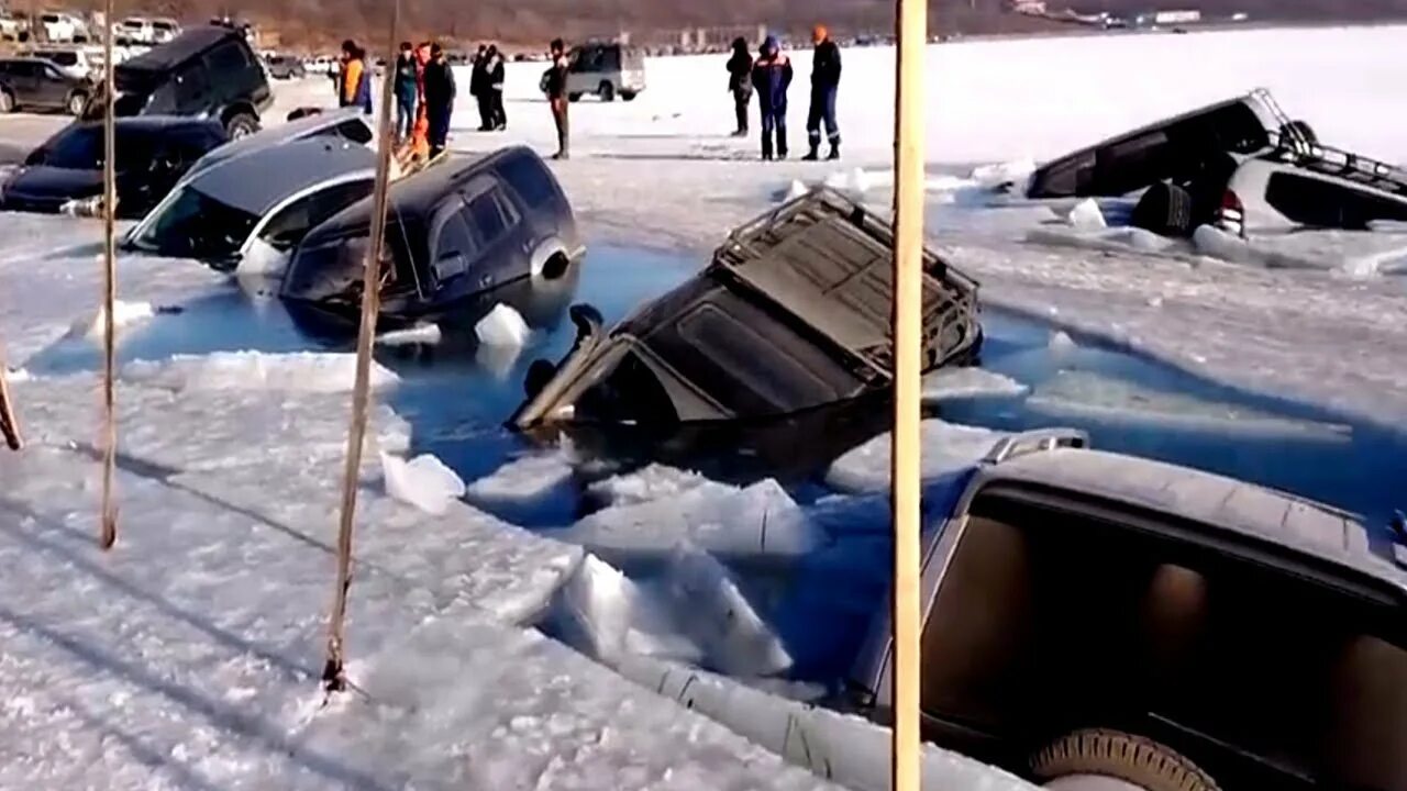 Машины утонули видео. Утопленные машины на зимней рыбалке. машины утонули на рыбалке. рыбаки зимой машины утонули.