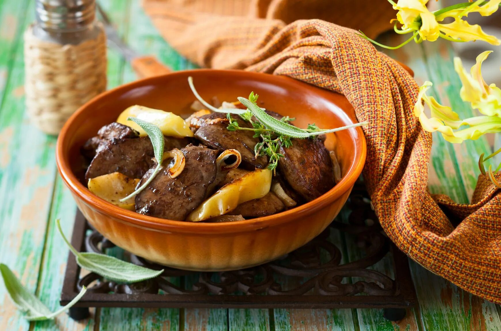 Печень с грибами и луком. Печень куриная с яблоками и луком. Жаркое с куриной печенью. Куриная печень с яблоками. Печень с яблоками и луком.