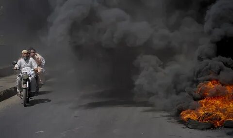Мотоциклисты с проезжают мимо