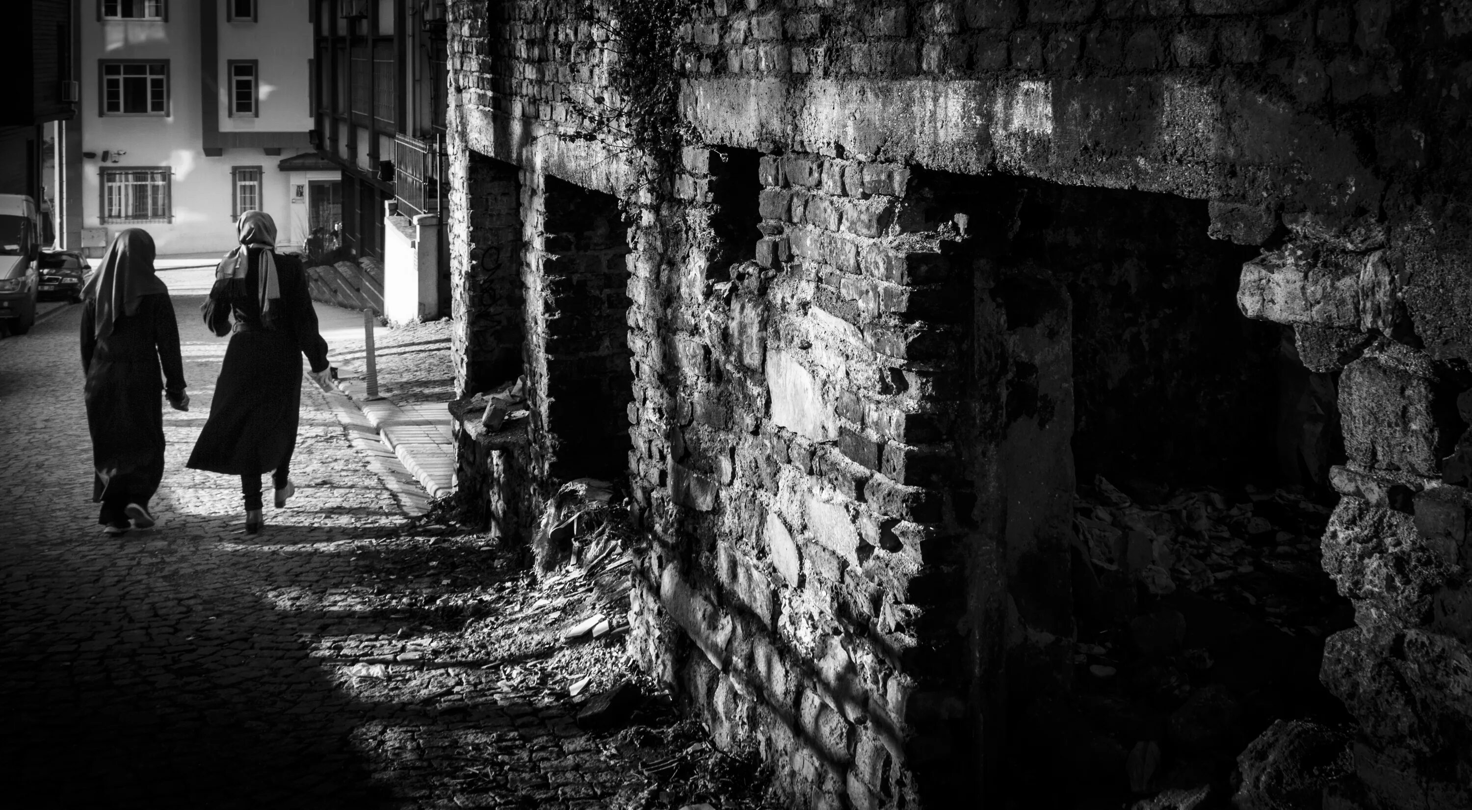 Какой черный на улице. Монохромные фотографии. Черно белая улица. Istanbul Streets Black and White. Тень памяти.