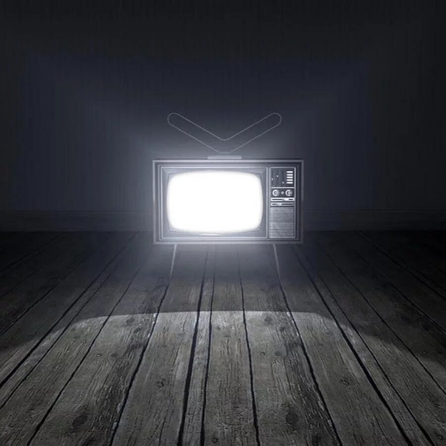 Включи лампа телевизор. Старый телевизор. Старый телевизор в комнате. Телевизор в темной комнате. Старый телевизор в темной комнате.