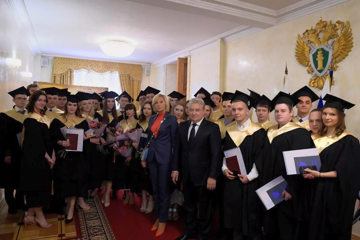 Торжественная церемония вручения дипломов выпускникам. Улгу ульяновский государственный университет форма. Окончив юридический факультет университета. Мантия мгу исторический факультет. Ранхигс юрфак москва.