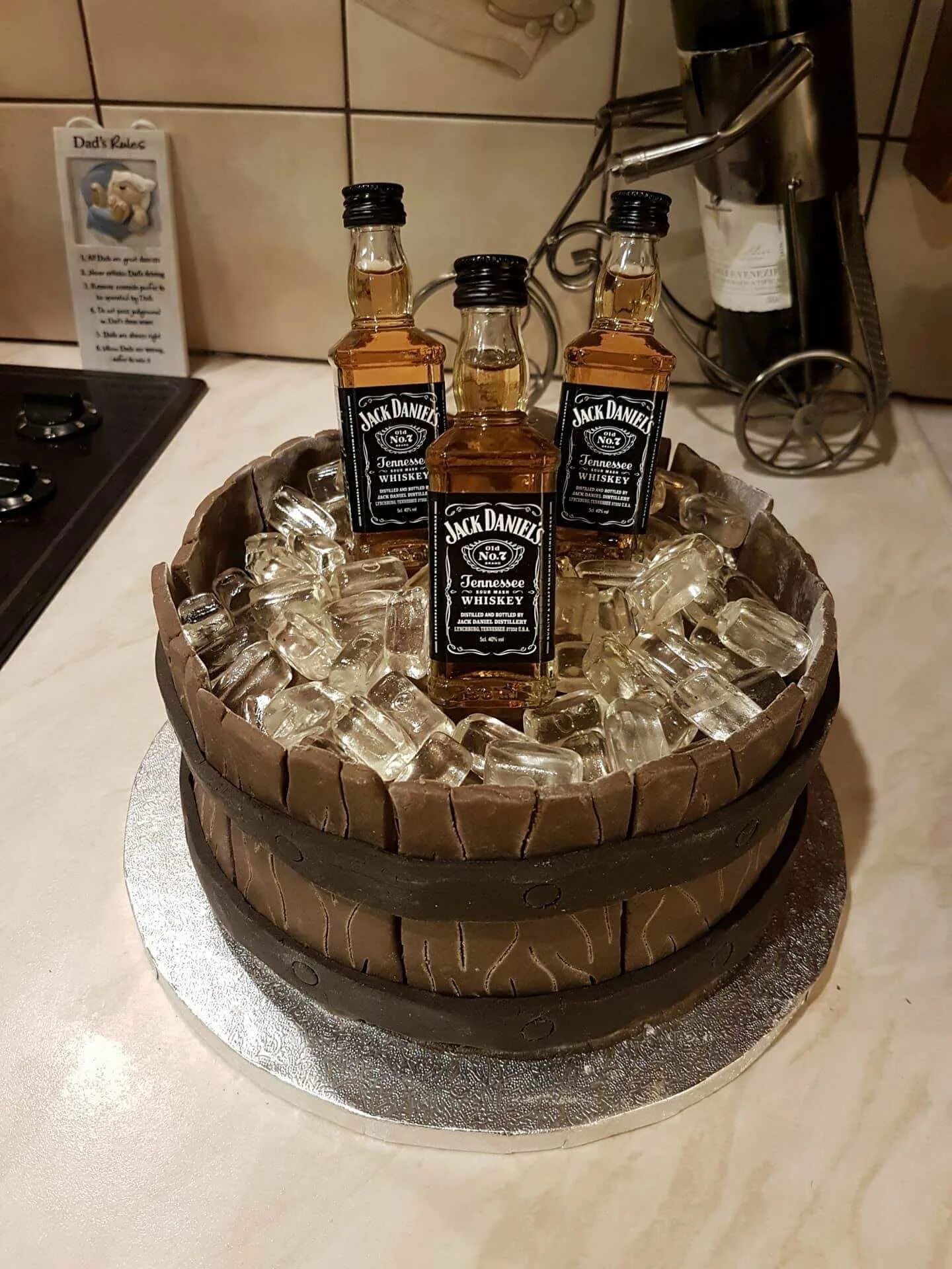 Бутылка с днем рождения мужчине. Торт виски Джек Дэниэлс. Торт бутылка виски Джек Дэниэлс. Мужской торт. Мужской торт с бутылочкой.