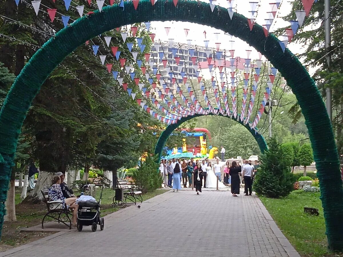 Зеленый парк черкесск. Черкесск парк зеленый остров. Зелёный остров Черкесск аттракционы. Зеленый остров в Черкесске до реконструкции. Зелёный остров Черкесск Юбилейный.