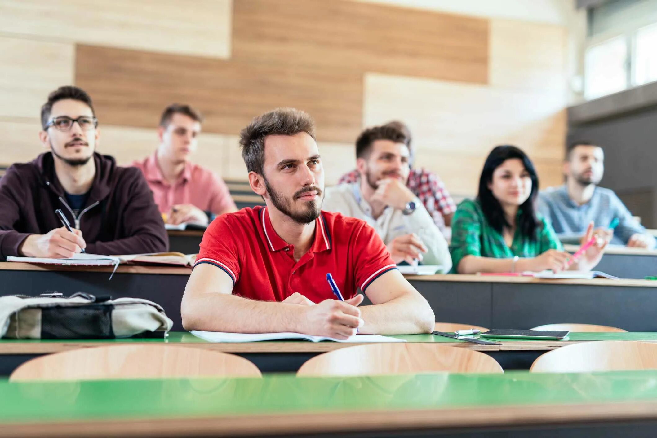 The students are the lecture. Студенты в классе. Студенты университета 1920х1080. Клинический психолог студенты. Учитель в университете.