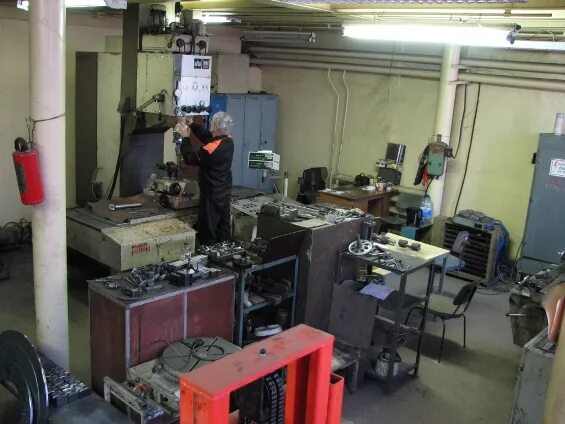 3у131 станок круглошлифовальный. шлифовальный станок в цехе. шлифовальный станок на заводе. шлифовальный цех. зао двигатель смоленск.