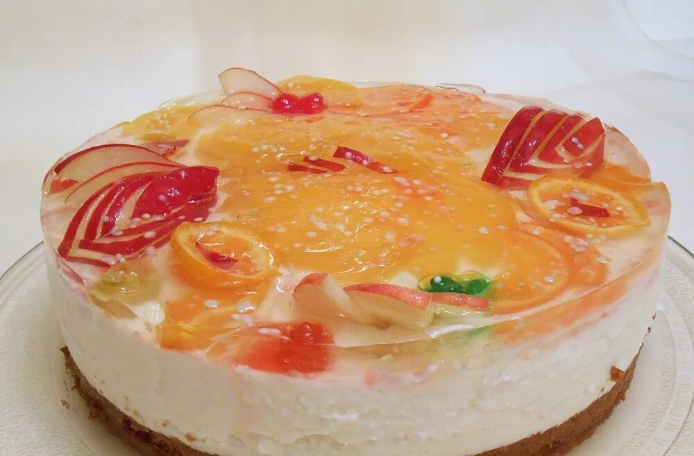 тирольский пирог ягодный. рецепты тортов бисквит и желе. тортик с желе и фруктами. торт с прослойкой из желе. клубничный торт бисквитный.