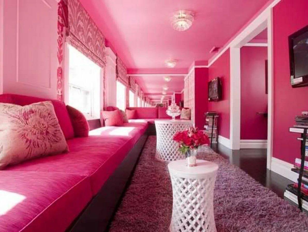 Дом с цветами розовый. Спальня в розовых тонах. Розовая стена. Розовые стены в интерьере. Спальня цвета фуксии.