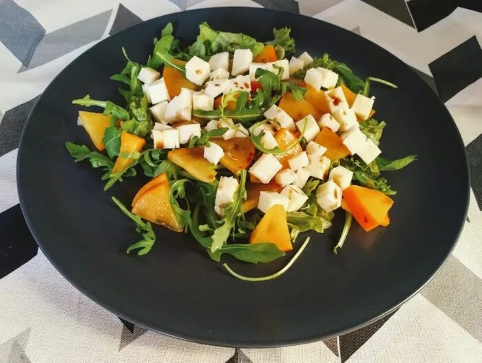 салат овощной с сыром сулугуни. салат огурец сулугуни. сулугуни с песто. салат с жареным сулугуни.