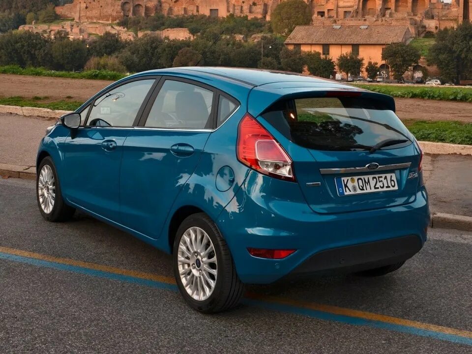 Недорогие хэтчбеки. Ford Fiesta mk6 2015. Ford Fiesta 2015 хэтчбек. Форд Фиеста 2013. Ford Fiesta mk6.