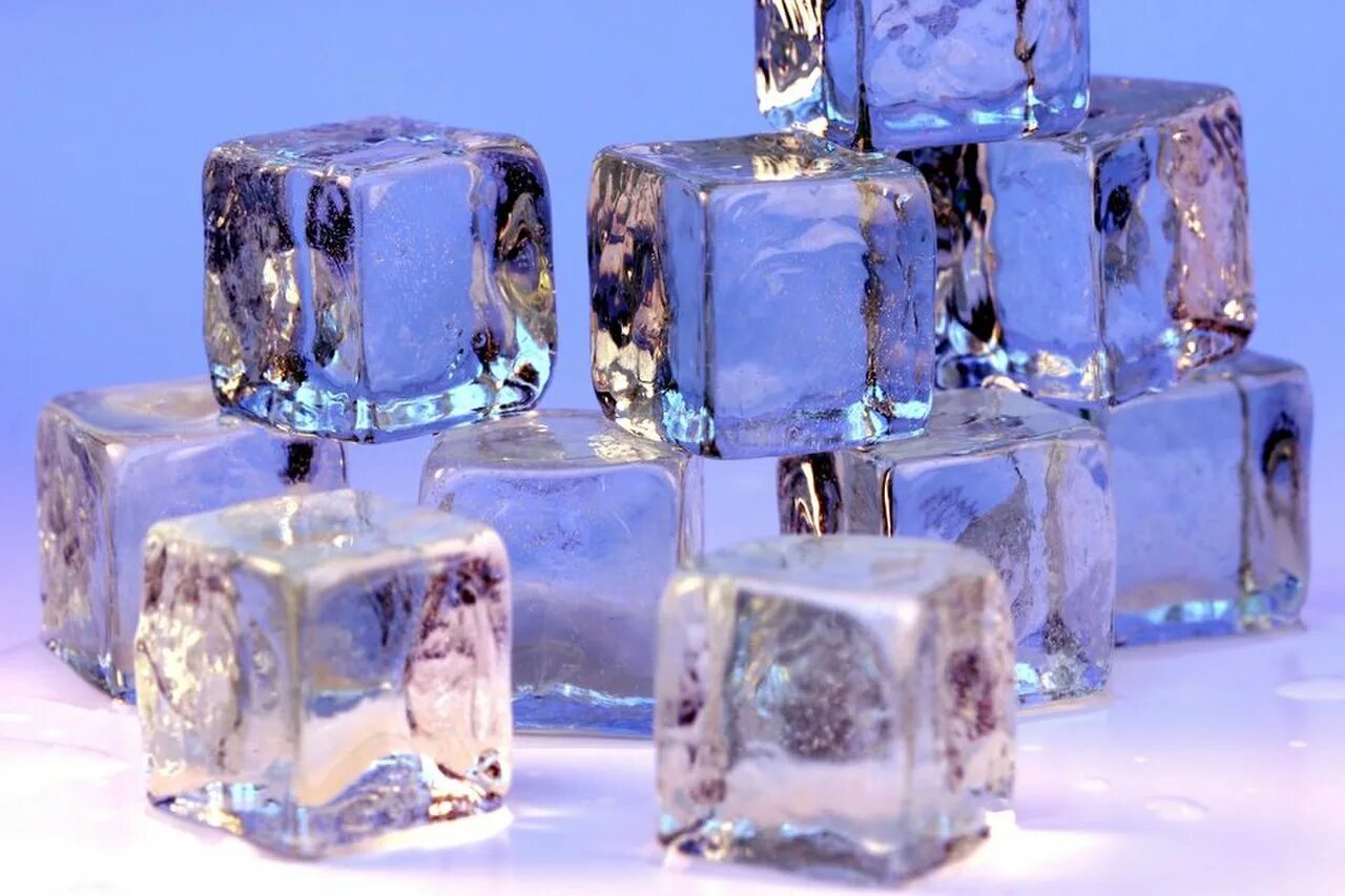 Сколько кубиков льда. Кубики льда. Кусочки льда. Ледяной кубик. Пластиковые кубики для льда.