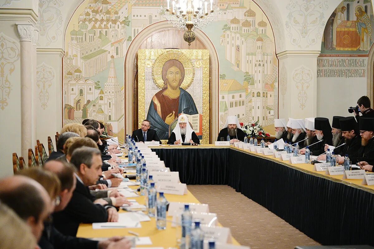 Московской патриархии русской православной церкви. Русская православная Церковь Московский Патриархат. Сергиевский зал храма Христа Спасителя. Зал высшего церковного совета храма Христа Спасителя. Московская Патриархия.