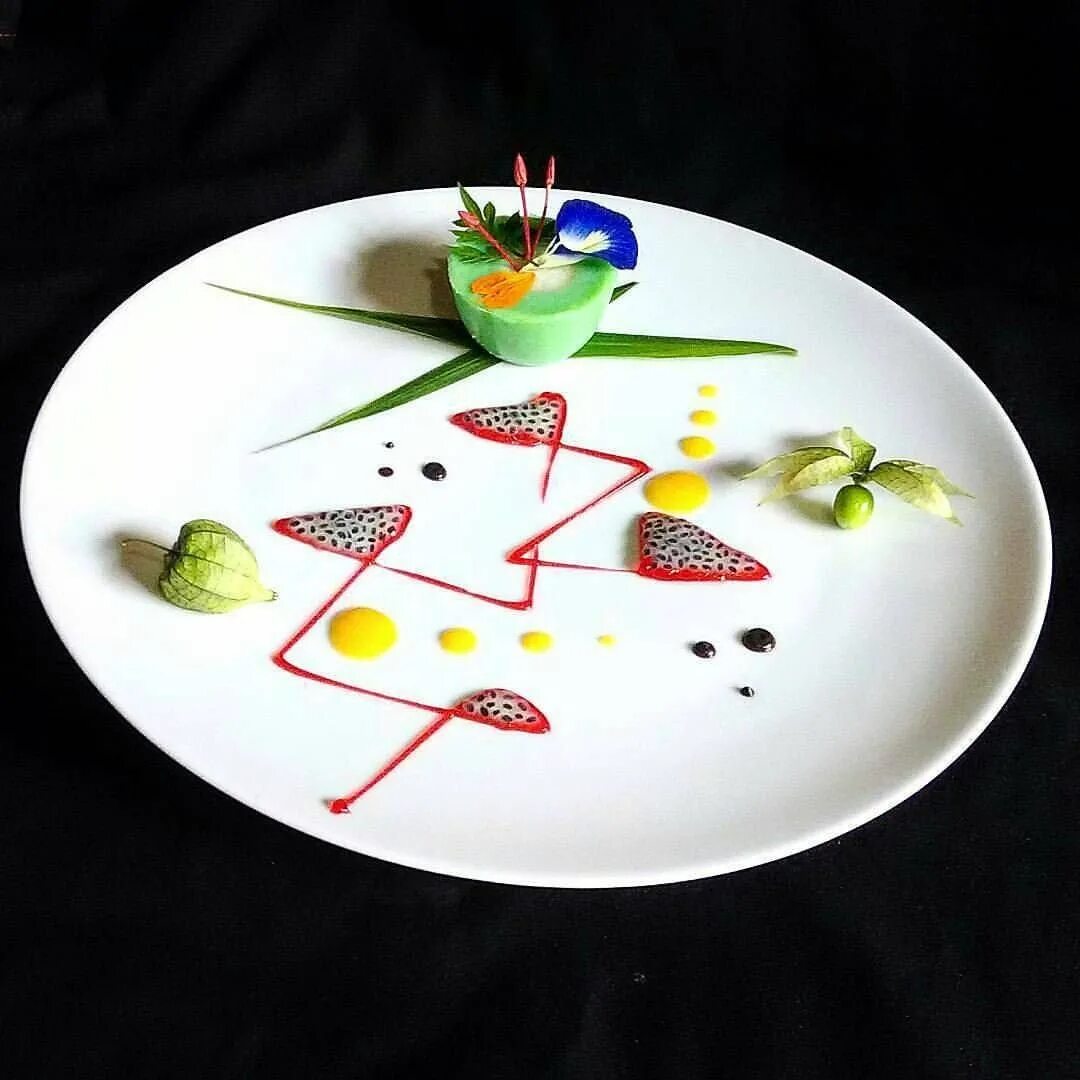 Декор тарелки соусом. Тарелка для украшений. Украшение тарелки соусом. Украшение тарелки для десерта. Украшение тарелки для десерта.