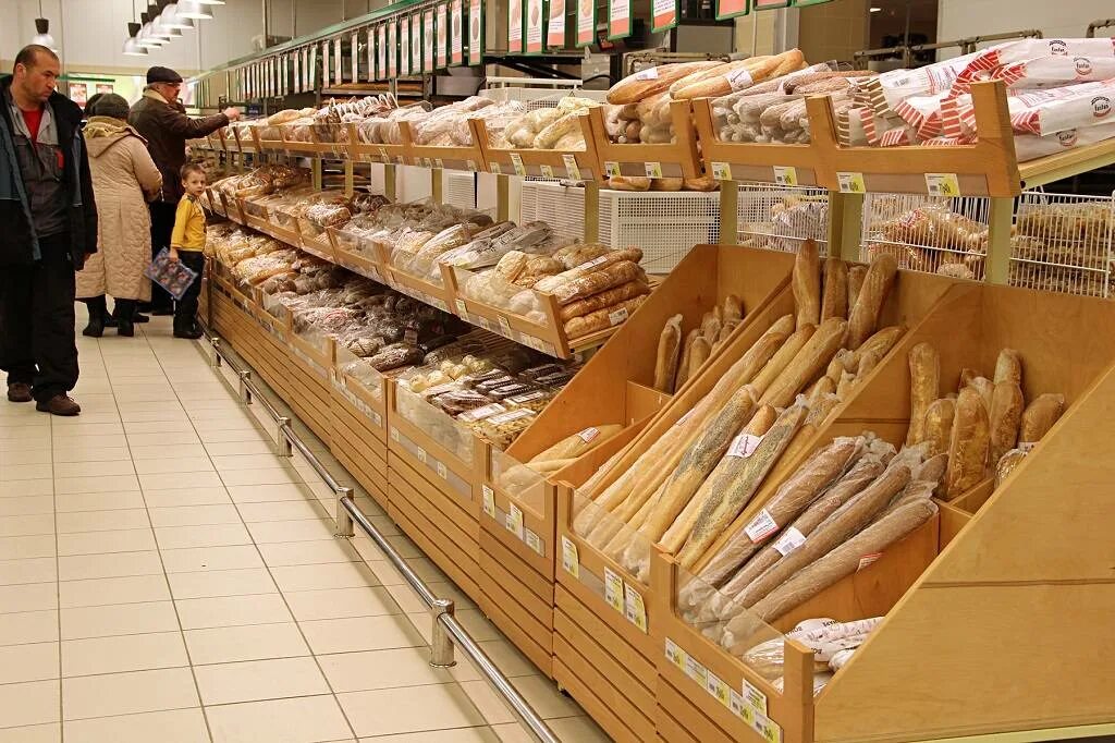 Где сейчас производится. Выкладка хлебобулочных изделий в магазине. Ашан пекарня. Красивые стеллажи с хлебом. Лента хлебный отдел.