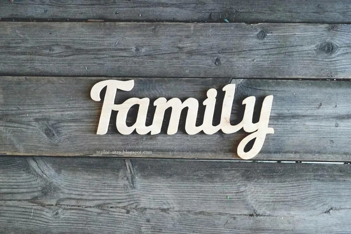 Картинки написана семья. Family надпись. Семья слов. Семья надпись картинки. Family надпись красивая.