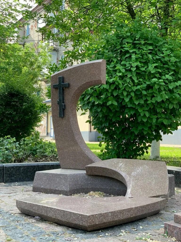 Разбитое сердце памятник. Памятники погибшим мирным жителям. Памятники моспино. Мемориал погибшим шахтерам молодогвардейск. Памятники погибшим мирным жителям.