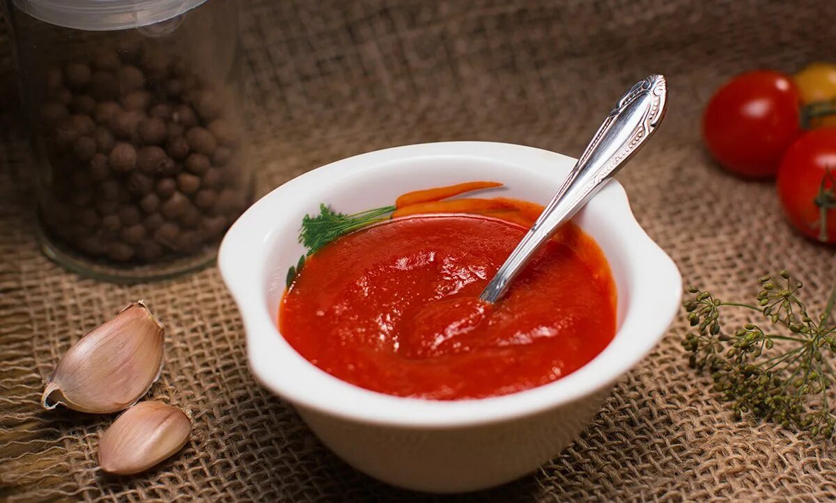 Кетчуп помидоры чеснок. Томатно чесночный соус. Кетчуп. Соус томатный острый. Томатный соус с чесноком.