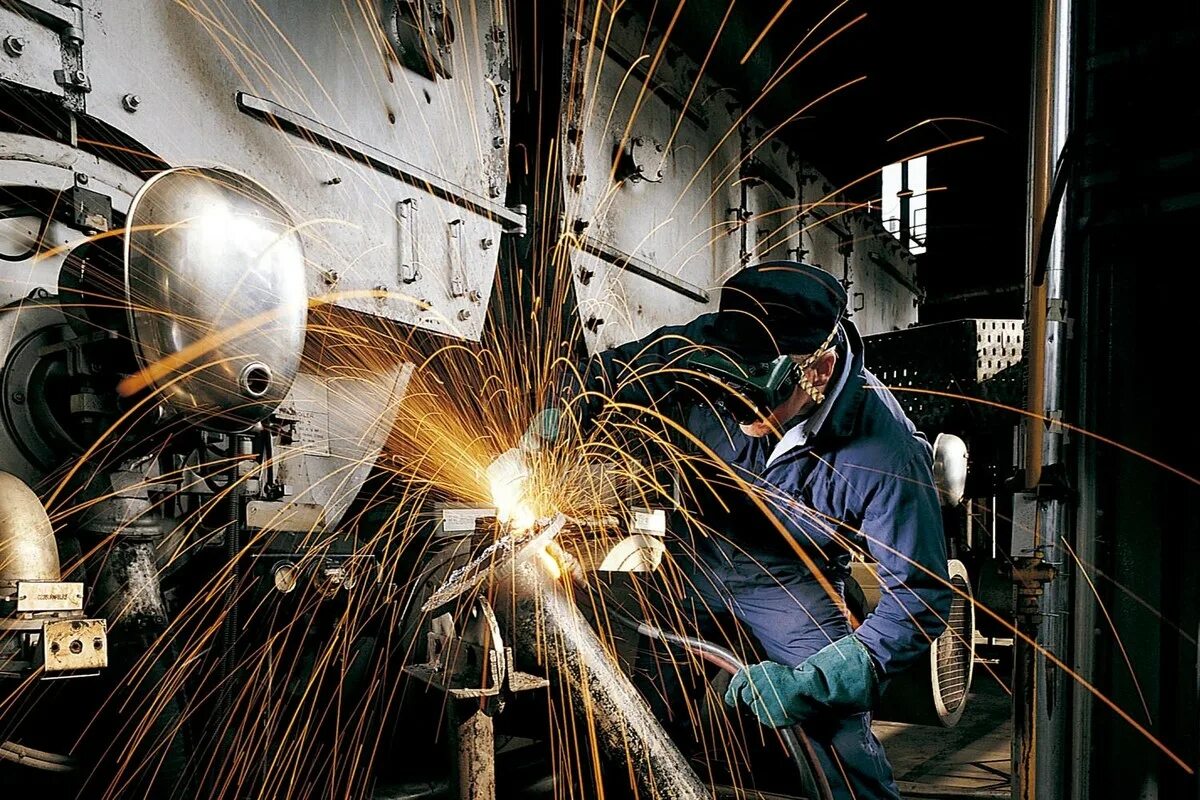 сварка. сварщик на полуавтомат. сварщик ручной дуговой сварки. сварщик металлоконструкций. подземный рудник пао гайский гок.