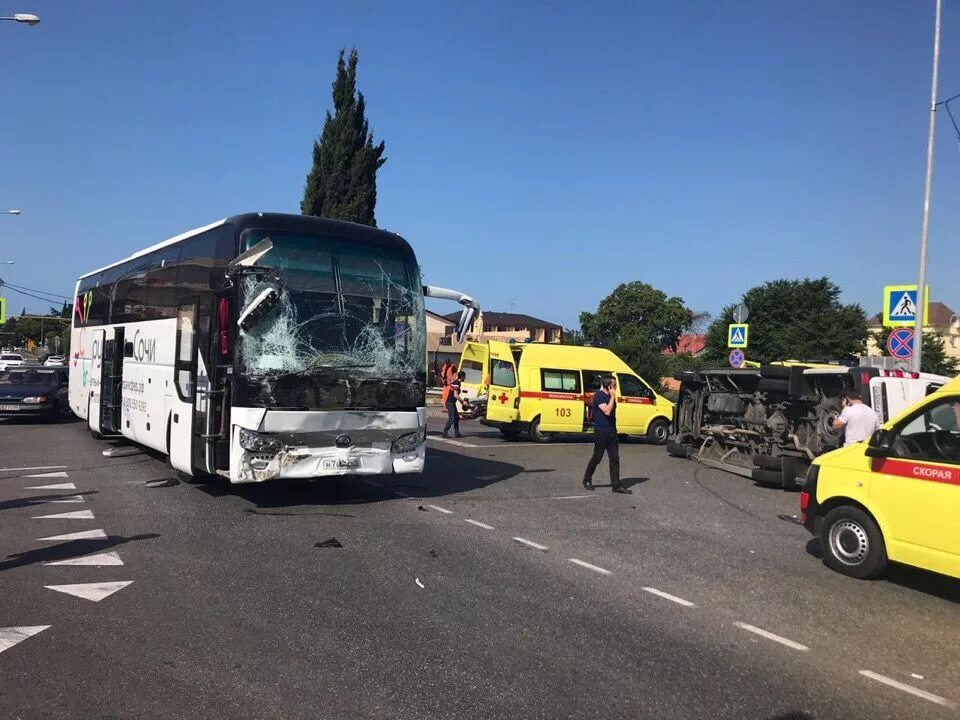 Авария экскурсионного автобуса. Авария автобус туристический. Автобусы Сочи.
