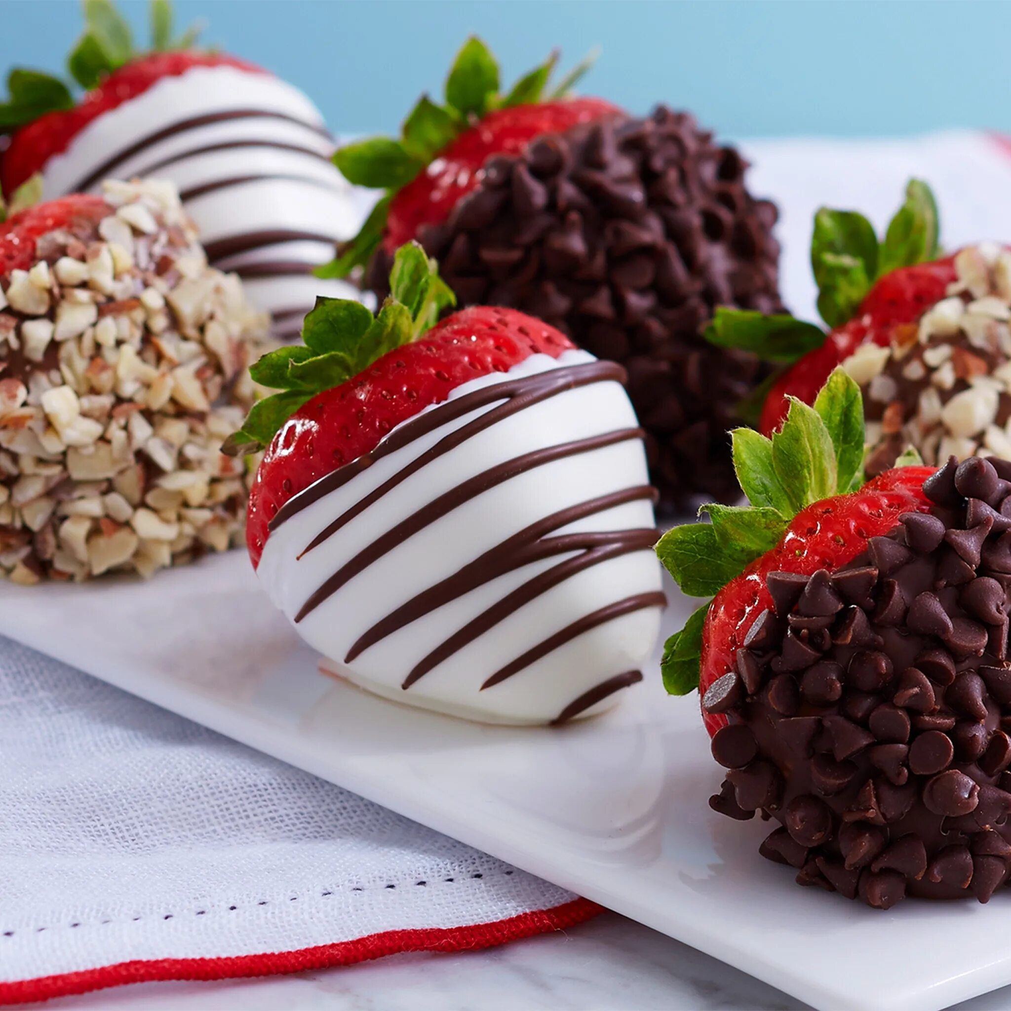 Клубника в шоколаде красивая. Десерт клубника в шоколаде. Клубника в глазури. Сладости с клубникой. Клубника.