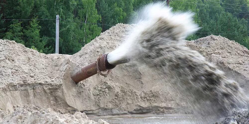 Обрушивается поток воды. Огромная труба в воде. Прорыв воды. Напор воды в трубе. Огромную трубу прорвало.