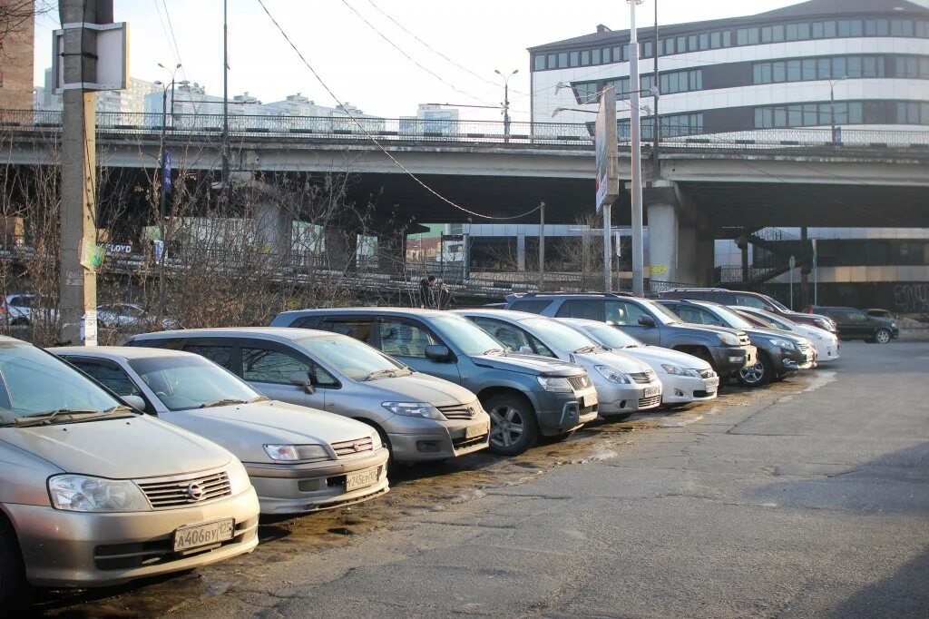 Автомобили из Японии на стоянке. Владивосток стоянка машин. Автомобили из Японии во Владивостоке. Владивосток японские машины. Сайт автомобили владивосток