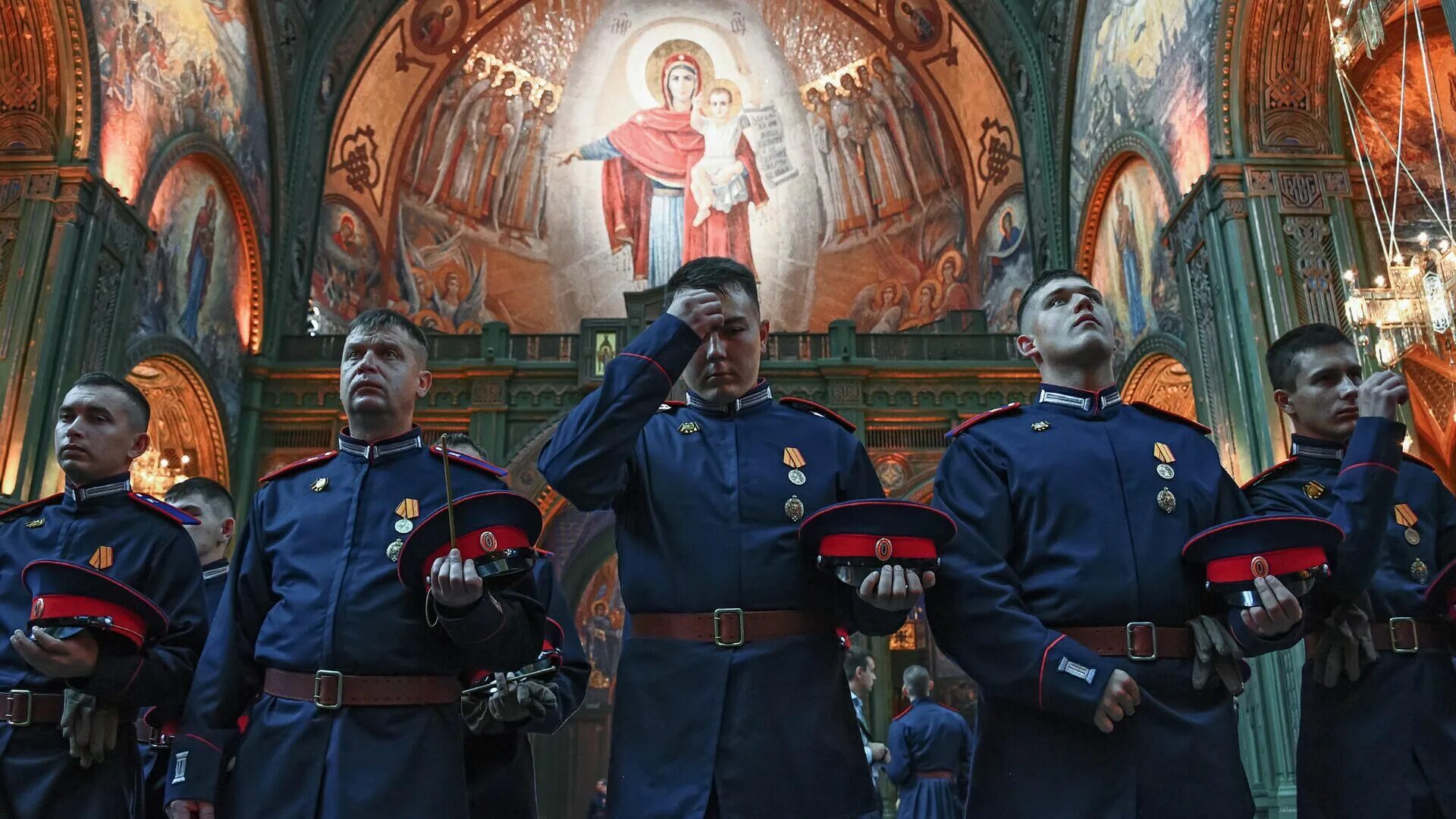 Как вы думаете почему казаки придавали большое. Казаки в храме. Охранник монастырь. Казаки России.