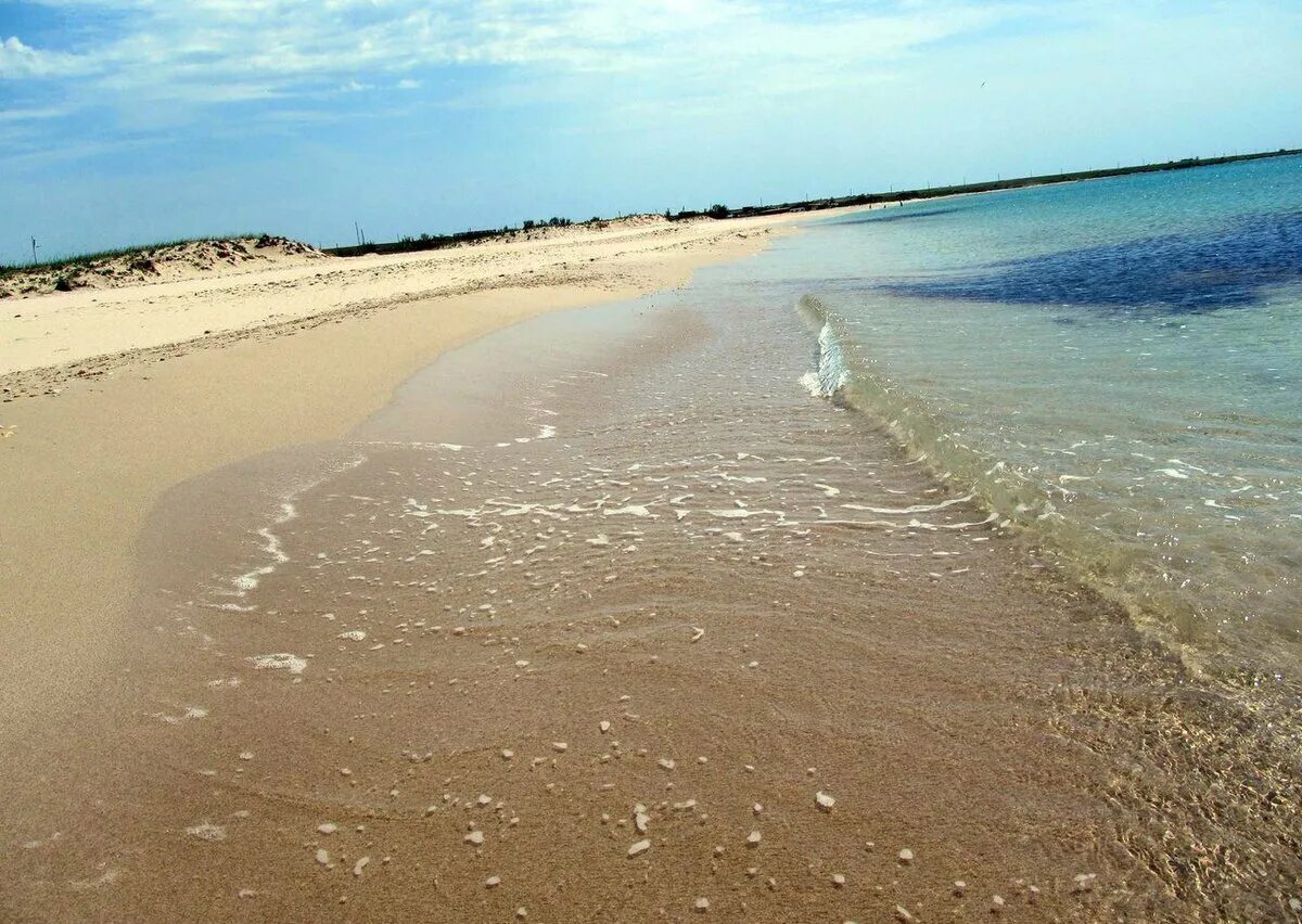 Лагерь мандарин море. Российские песчаные пляжи. Бакальская коса в крыму. Самые красивые пляжи. Песочные пляжи в крыму.