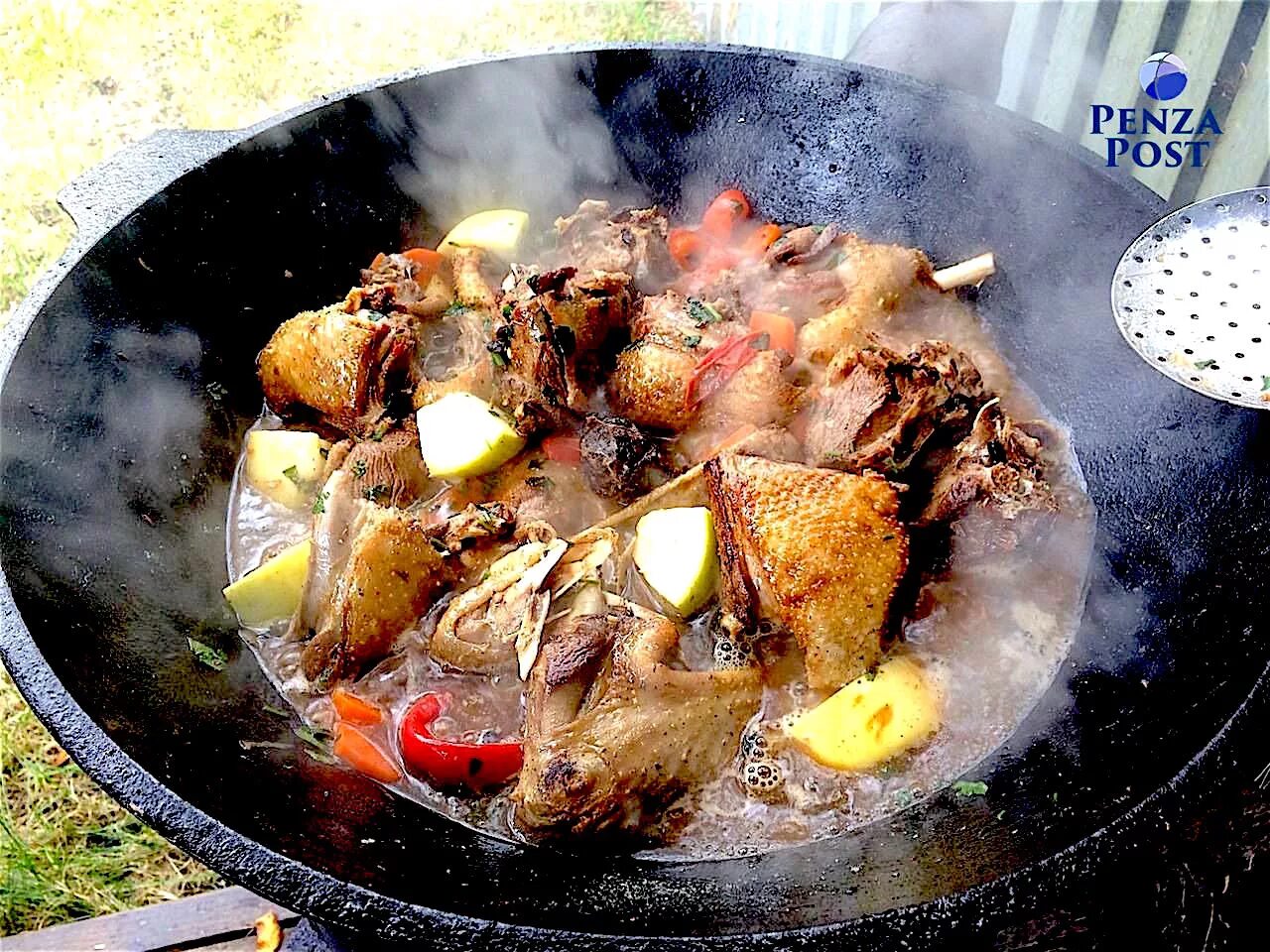 гусь тушеный в утятнице. гусь в чугунном казане. ребра бараньи тушеные. гусь в казане с картошкой и овощами. гусь тушеный этикетка.