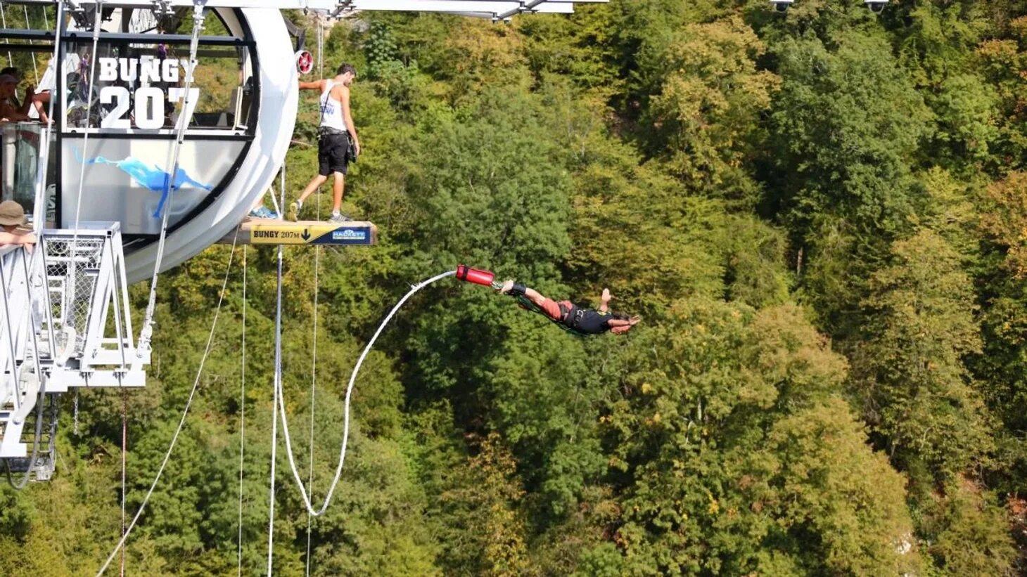 Скай парк сочи 207 метров. Банджи 207. Скайпарк сочи банджи 207. Скайпарк сочи прыжок. Скайпарк сочи прыжок.
