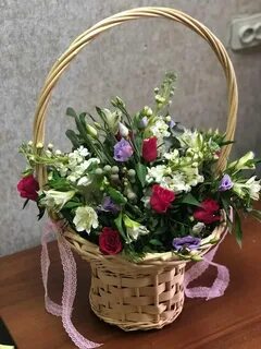 На столе стоит корзина