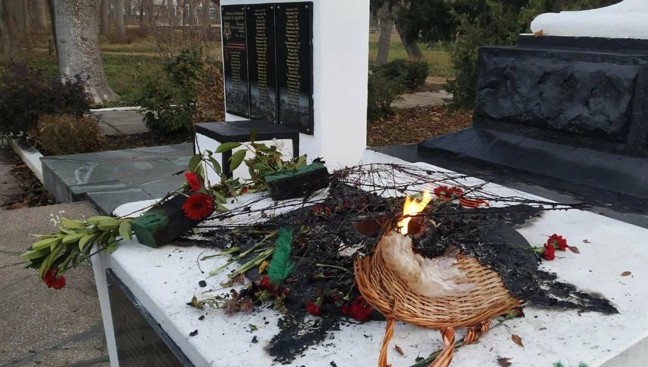 Осквернения мемориала "вечный огонь" в анапе. Вечный огонь ржев. Осквернили вечный огонь. Подростки осквернили вечный огонь. Осквернили вечный огонь.