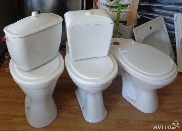 унитаз б/у. модели унитазов. советский унитаз с пластмассовым бачком. унитазы в ижевске. сантехника унитазы.