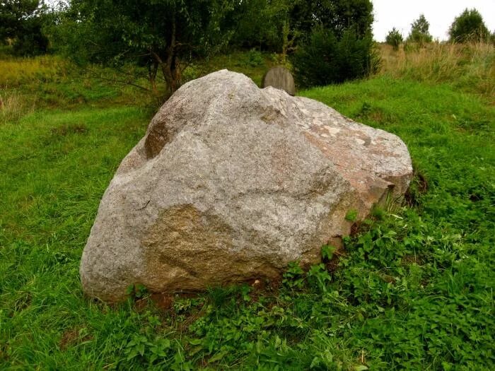 Гиб камень. Валун «большой камень» Кутишкинский. Валун двугорбый Вологодский. Село Неверово большой камень валун. Базанча валуны.